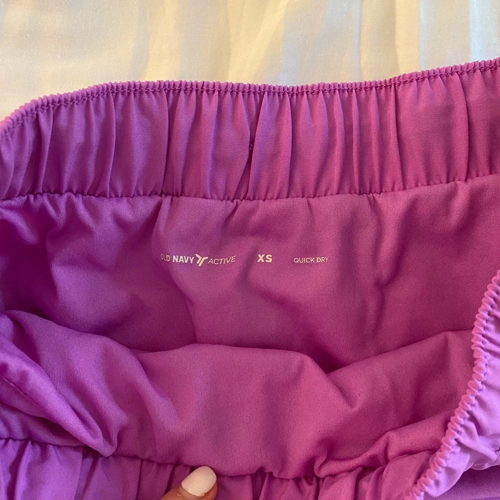Old Navy Mid Rise Stretch Tech Run shorts. - Picture 3 of 3